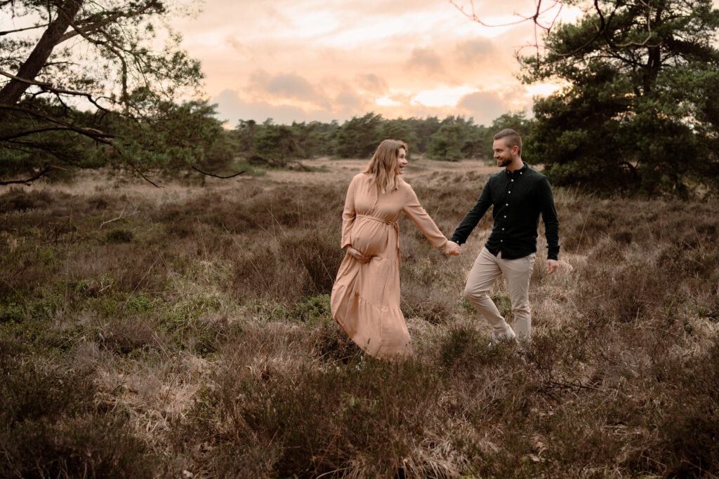 Zwangerschapsshoot in de natuur met zwangere vrouw en partner.