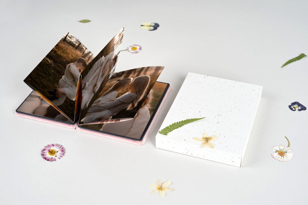 Kleine fotoalbum mockup met gezinsfoto’s – voorbeeld van hoe je je foto’s na een shoot kunt bewaren in een tastbaar en tijdloos album.