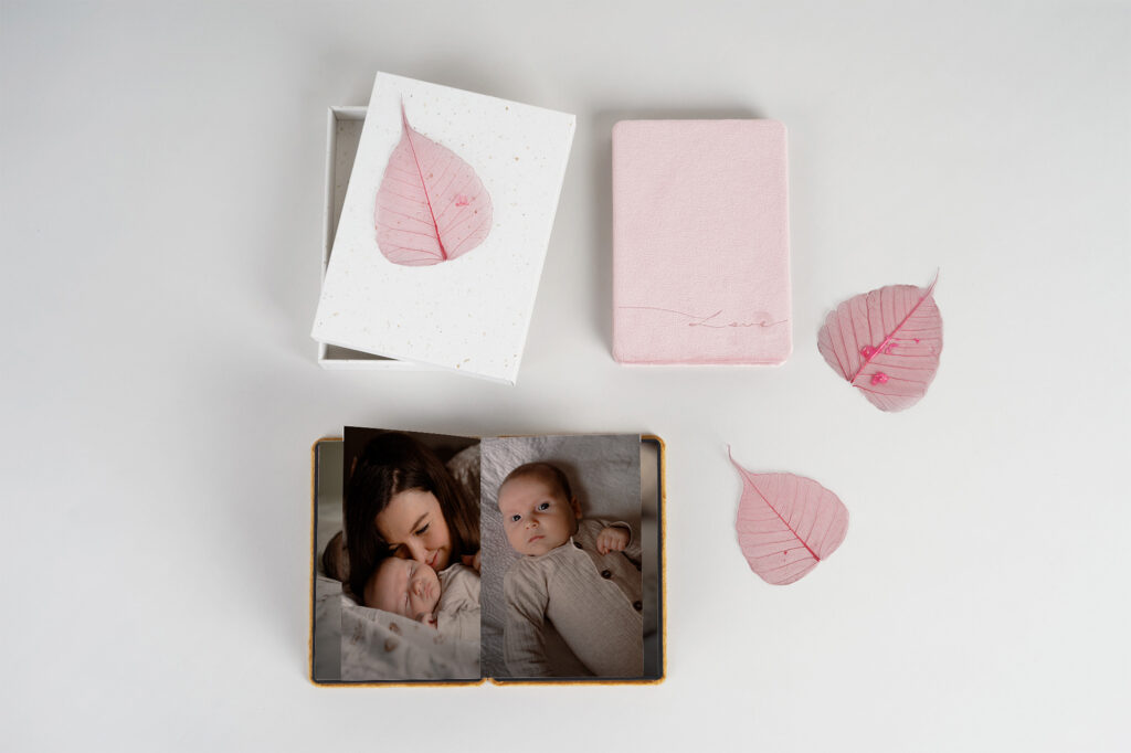 Klein album als voorbeeld van foto’s afdrukken na fotoshoot – perfect om je favoriete herinneringen tastbaar te bewaren.