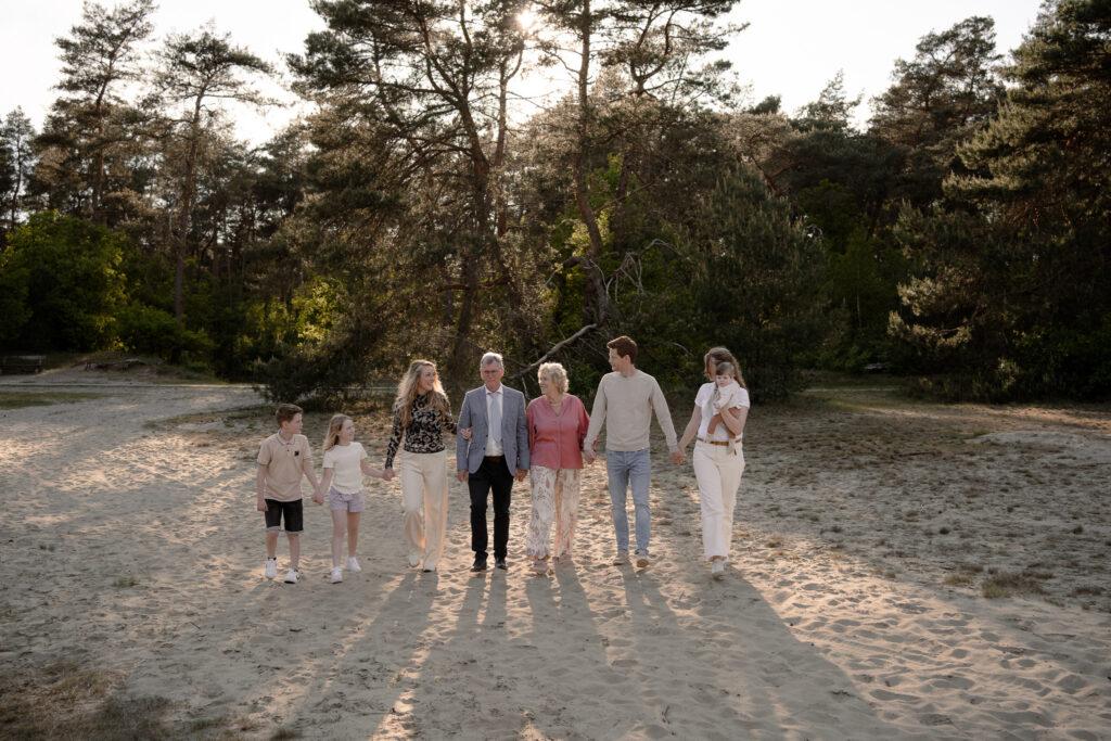 Familieshoot op kootwijkerzand. Gezinsshoot in de natuur tijdens zonsondergang.