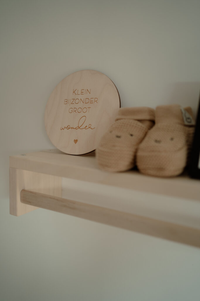 Detailfoto van de aankleding van de babykamer
