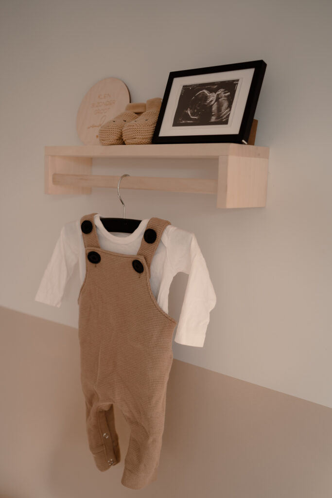Detailfoto van de babykamer tijdens een newbornshoot aan huis